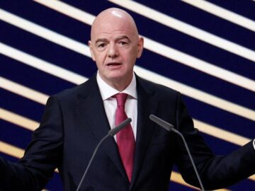 Gianni Infantino, président de la FIFA, s'exprimant à la tribune, les bras écartés