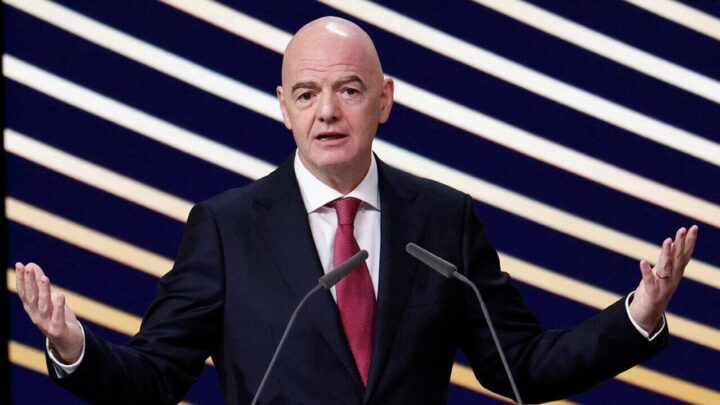 Gianni Infantino, président de la FIFA, s'exprimant à la tribune, les bras écartés
